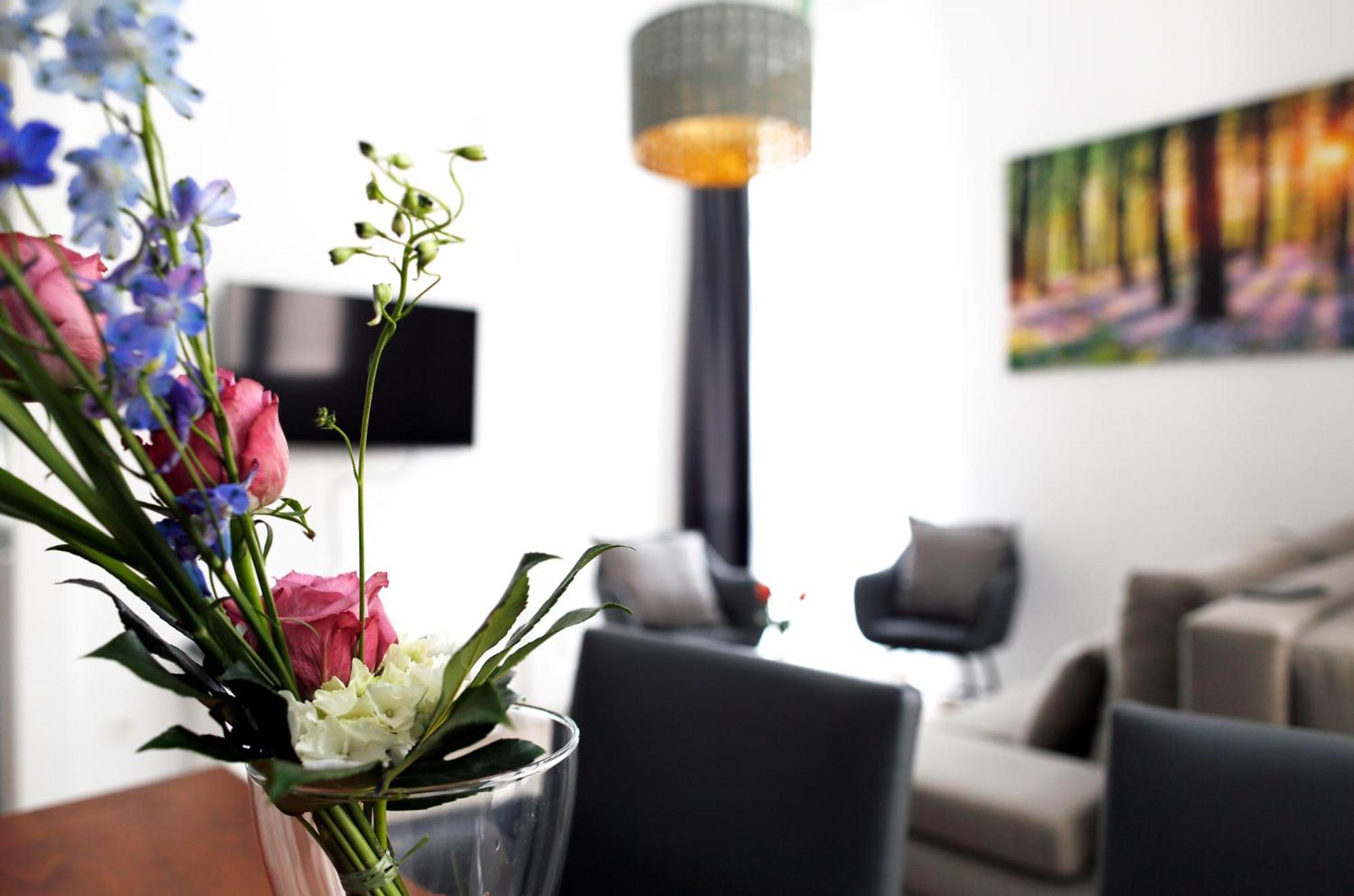 Nieb By Rockchair Apartments L Superhost Status L 3 Bedrooms Boxspringbeds 3 Bathrooms In Center "Kurfuerstendamm" - Cozy Family & Business Flair Welcomes You! Берлин Екстериор снимка